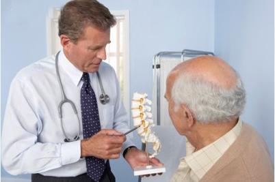 Người cao tuổi nên đi khám sớm khi có dấu hiệu đau lưng.